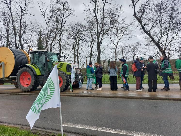 Une trentaine d'agriculteurs est allée à la rencontre du grand public pour délivrer un message : l'enjeu est de capter l'eau excédentaire l'hiver pour sécuriser les productions durant des étés de plus en plus secs.