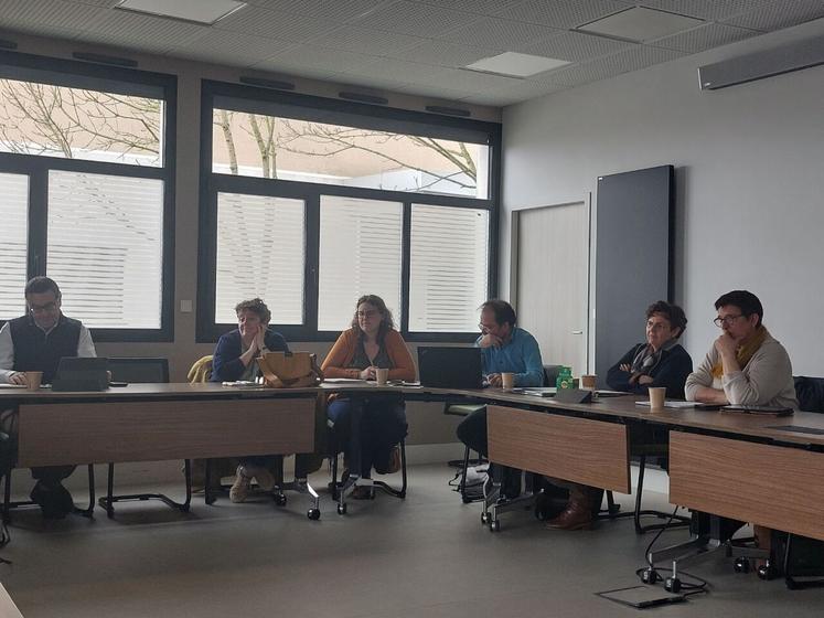 François Boussard, Mélanie Cosnier, Camille Glasson, Jérôme Thibault, Florence Rouyez et Isabelle Leballeur sont venus échanger avec les représentants de la FDSEA.