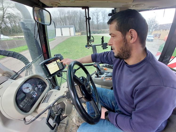 Il suffit d'une prise Isobus pour faire fonctionner l'épandeur à engrais, qui est autonome grâce à son GPS et sa console.