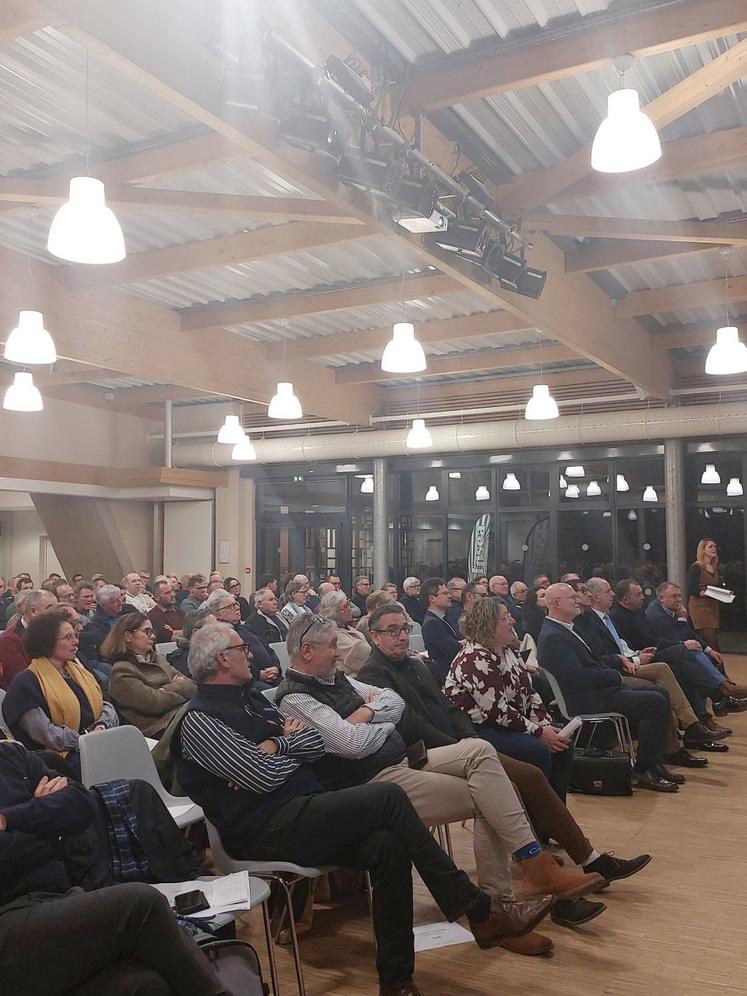 L'AG de la FDSEA, en présence de Bruno Mousset (LDC), Jean-Luc Duval (Agrial) et Franck Laborde (AGPM) a réuni 200 adhérents à Rouillon. L'occasion de rendre hommage à Denis Pineau, président sortant.