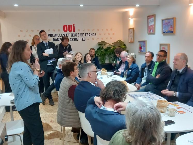 Coordonnée par la Chambre d'agriculture et le Conseil départemental de la Sarthe, une délégation (composée du Préfet, de Sénateurs, Conseils départementaux, élus Chambre, responsables professionnels, représentants de la DDT et de la DDPP) est allée à la rencontre des agriculteurs, organismes et entreprises du département pour échanger sur les enjeux auxquels nos filières de production sont confrontées. La délégation a notamment été accueillie sur les stands de l'Anvol (photo) du Cniel...