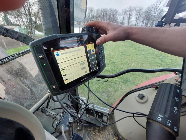 La console de l'outil fixée dans la cabine du tracteur renseigne les données d'épandage, qui peuvent être exportées pour une meilleure traçabilité.
