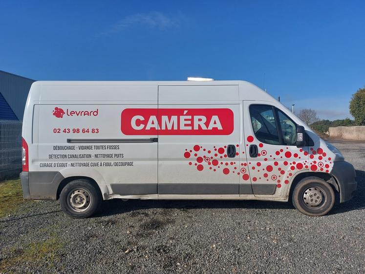 Un camion équipé d'une caméra est mobilisé pour des diagnostics réseau.