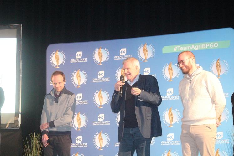 Guy Corlu, entouré de ses fils Etienne et Antoine, lauréats 2026.