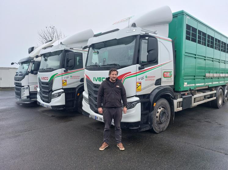 Édouard Berg devant la nouvelle flotte de camions.