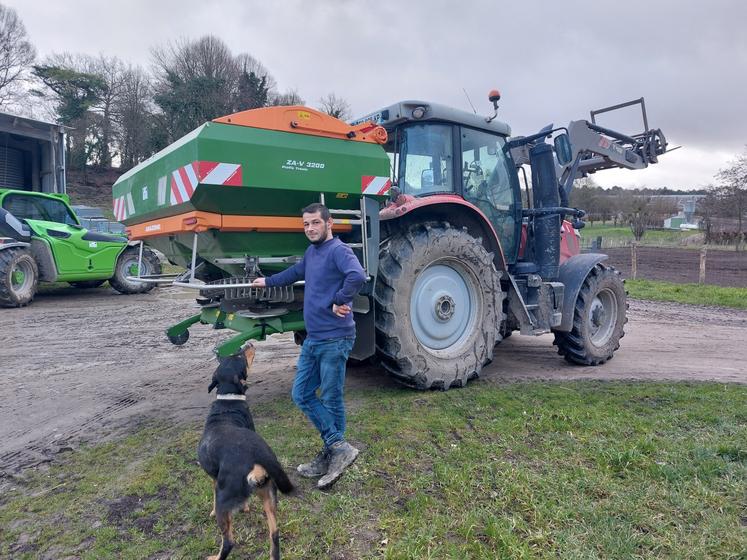 Primaël Bourmault, associé du Gaec de l'Étang, a investi avec sa famille dans un épandeur porté Amazone ZA-V 3 200 l.
