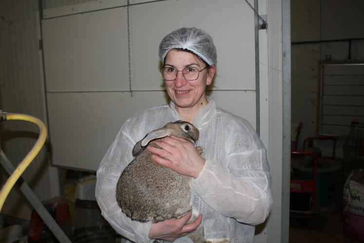 Roselyne, la maman de Jérémy. L'EARL Rosy Lapin compte deux salariés plein temps (un 3e arrivera en mars), un boucher 14h par semaine et une secrétaire 8h par semaine. En 2025, le chiffre d'affaires était de 400 000 €. "Nous sommes en augmentation chaque année car depuis quatre ans, nous sommes uniquement en vente directe et nous transformons de plus en plus."