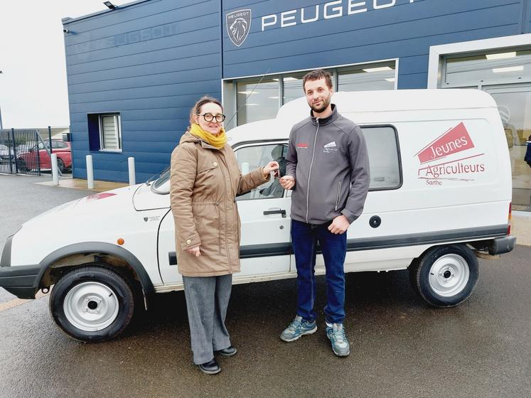 Christelle Guibert, animatrice des JA 72, et Benjamin Pasquier, gagnant d'un C15 à la tombola de la dernière soirée du syndicat.