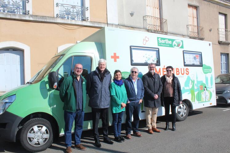 Le Médibus sur la Place du Mail à St-Calais. De gauche à droite, Frédéric Comin, Dominique Le Mèner, Delphine Néré, une des deux infirmières, le Docteur Grosse, Tony Bouvet, cadre de santé et responsable du projet, et Françoise Lelong.