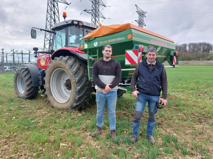 Franck Bellessort (à dr.) et Florian, salarié de son ETA, qui terminait lundi l'épandage d'engrais solide sur une parcelle d'avoine d'hiver.