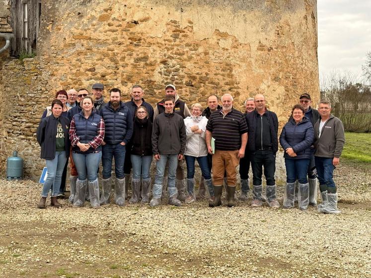 Les éleveurs de race Blonde d'Aquitaine ont visité l'élevage de la famille Duluard le 6 mars, après leur AG en salle.