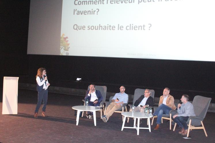Delphine Breton (Chambre PDL), animatrice de la table ronde, aux côtés des intervenants : Yann Denou (Elivia), Vincent Noël (Eleveur, 53), Yannick Duvacher (Bovimaine, Socopa, Bigard), Guillaume Rochard (responsable des achats et des ventes boucherie chez U ouest) et Sébastien Valteau (président Interbev PDL).
