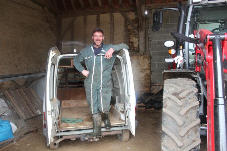 Jérôme Cohin, ses vaches, son tracteur et son... C15 : "Il est très léger et passe partout avec ses petites roues. On n'en retrouvera jamais des voitures comme ça."