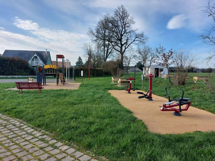 Un terrain de jeu intergénérationnel a été aménagé.