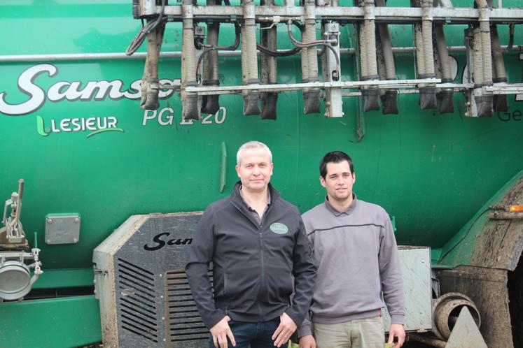 image d'archives Agri 72 : Franck Manneheut, directeur de la SAS Leveillé, et Lucas Beaufils, salarié de l'entreprise.
