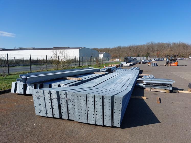 Des pièces galvanisées attendent d'être livrées chez un client.