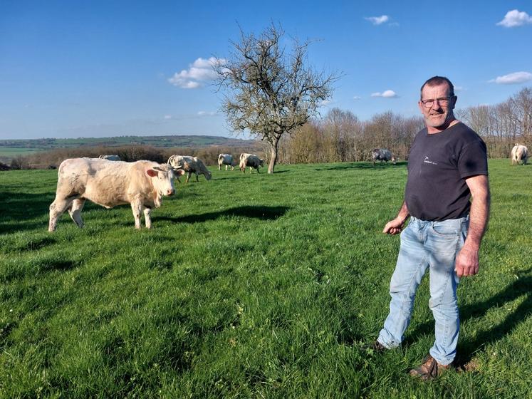 Philippe Briffault pratique le pâturage tournant sur ses prairies de Brains-sur-Gée.