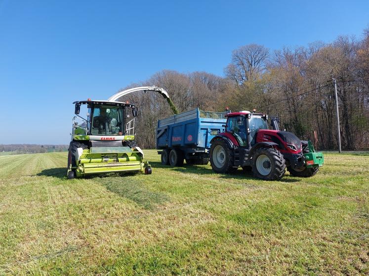 Ensilage d'herbe chez Aurélien Huon