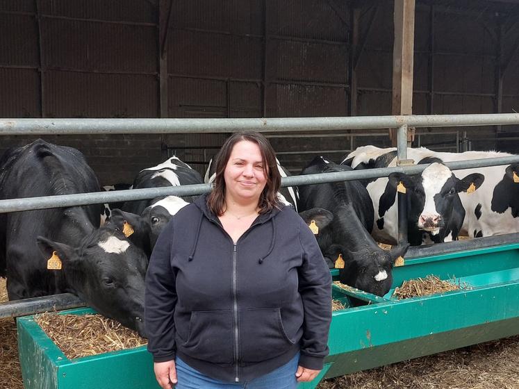 Laëtitia et son troupeau de Prim'Holstein.