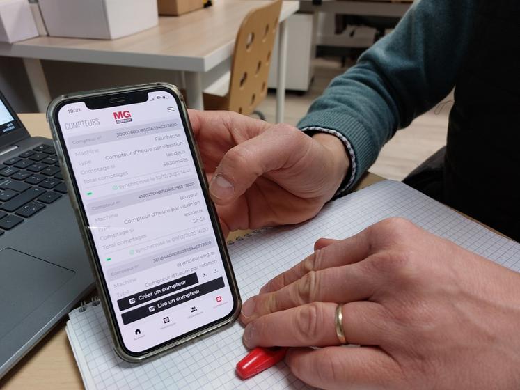Le boîtier transfert les données sur une application.