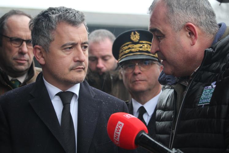 Mickaël Croiseau sur son exploitation avec Gérald Darmanin, en février 2025.