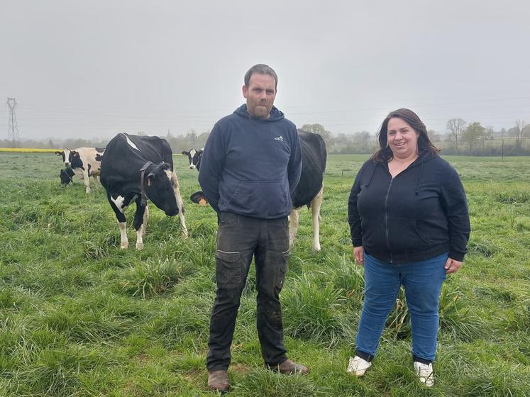 Benoît Besnard et Laëtitia Roux, installés en vaches laitières à Commerveil, au nord du département.