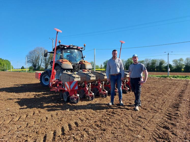 Louis Besnard (à g.) est venu semer le maïs grain de Frédéric Bellanger (à dr.) le 8 avril.