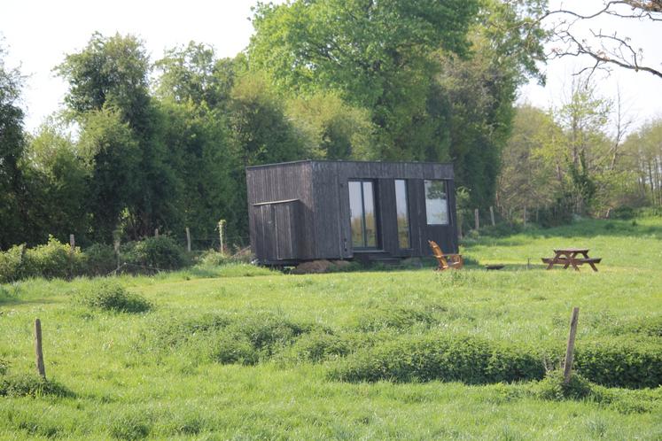 Au coeur de la nature, la Tiny House se situe sur les hauteurs de la ferme et suffisamment isolée pour assurer l'intimité des hôtes.