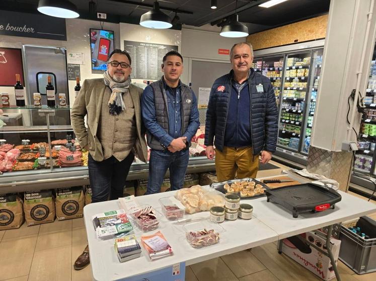Mickaël Croiseau (à droite), dans un Carrefour Express à Paris, nouveau point de vente.