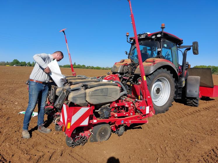 Louis Besnard recharge le semoir en engrais starter.