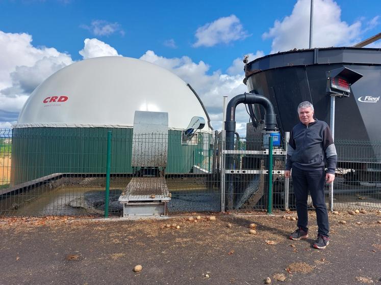 Philippe Cosson présente le circuit des matières, liquides et solides, de leur entrée à leur sortie sous forme de digestats.