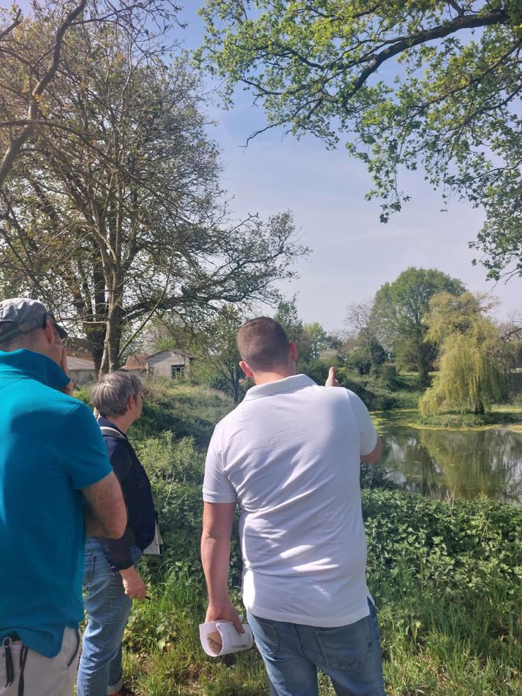 Aubin Pageot souhaite utiliser une ancienne carrière déjà remplie d'eau pour sécuriser ses cultures pour son élevage de porcs.
