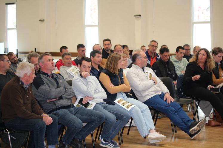 L'AG du Seblis fut animée cette année. Ici, Laëtitia Chalopin (à droite) échange avec Jean-Claude Lemercier (à l'extrême gauche), marchand de bovins.