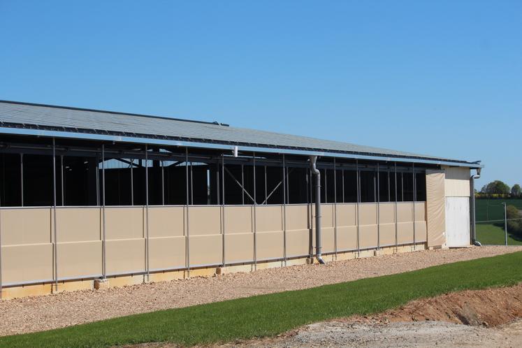 Le bâtiment est en service depuis l'automne dernier. Clémence Daguenet est en charge de la partie élevage.