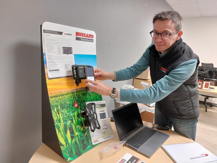 Florent Madiot, directeur technique chez Buisard Distribution, présente le boîtier MGConnect.