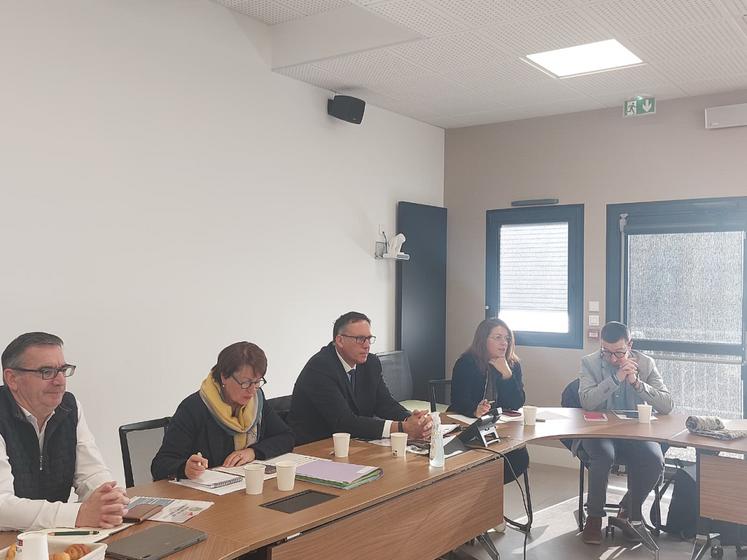 François Boussard, Marietta Karamanli, Thierry Cozic, Julie Delpech et Corentin Jouathel, collaborateur parlementaire de Jean-Carles Grelier. Le Sénateur Louis-Jean de Nicolay était également présent.