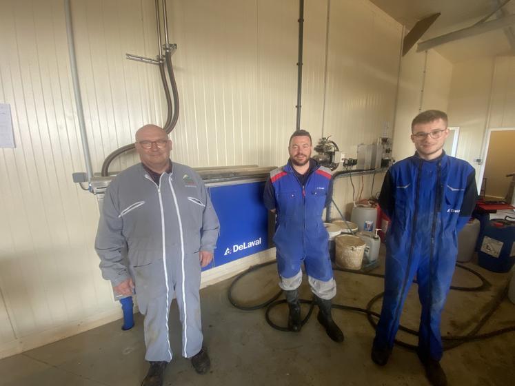 Avec Christophe Delalande, conseiller traite à la Chambre d'agriculture, et son apprenti Antoine Lochain.