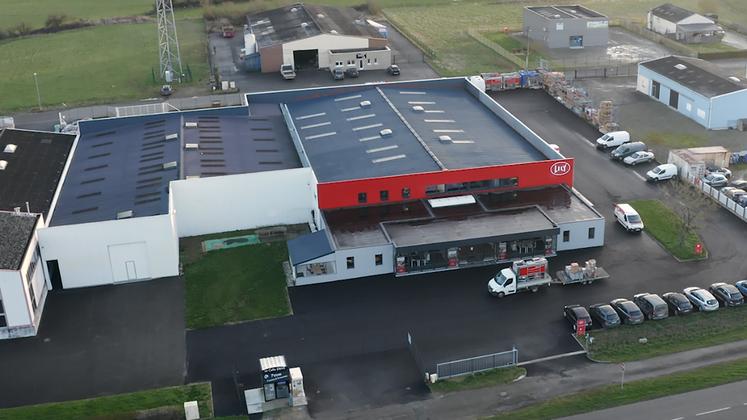 Le Lely Center d'Évron représente une surface de près de 3 000 m2, dont 1 400 m2 de bureaux.