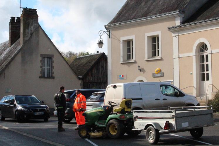 Scène de vie quotidienne devant la mairie.