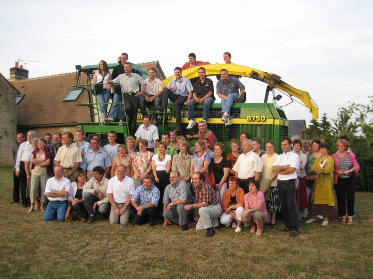 Les adhérents et anciens adhérents de la Cuma réunis en 2006 pour les 40 ans de la Cuma d'Amné.