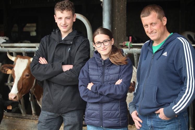 Clément, Noëlla et Emmanuel Ribaut, exploitant laitier à Savigné (1,1 million de litres/an avec Savencia). Le cheptel est composé d'une centaine de vaches.