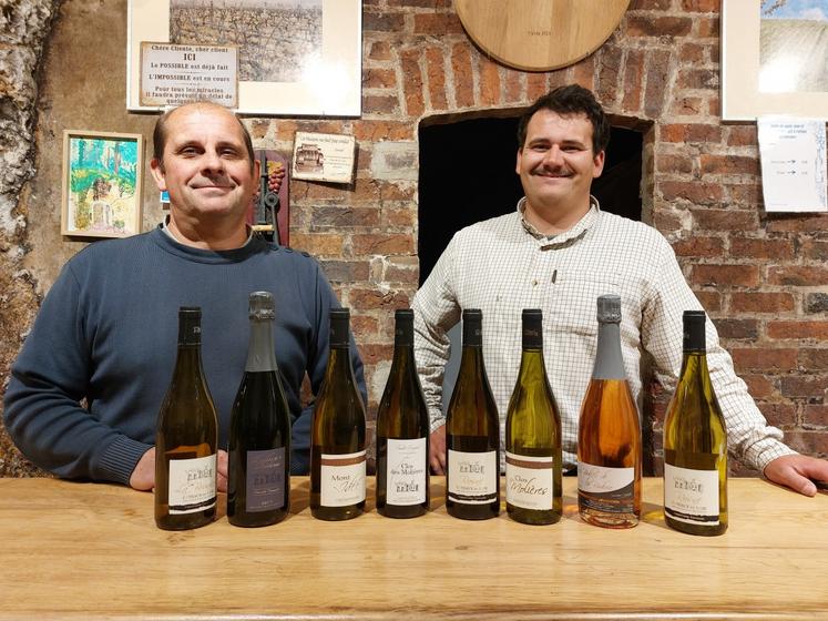 Christophe Croisard et son fils Mathieu dans la cave du domaine de la Raderie.