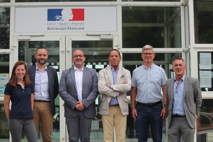 Xavier Veillet, deuxième en partant de la droite, avec l'équipe de direction l'AgroCampus de la Germinière : Lola Broquet, François Lemasson, Laurent Cuquel et Pierre-Max Vouteau.