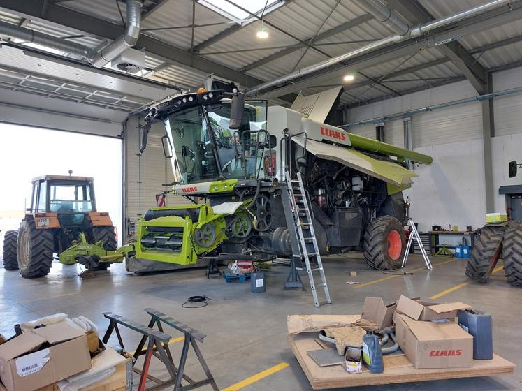 L'atelier de 500 m² dispose de 8 postes de travail confortables.