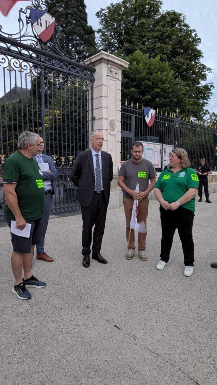 Sébastien Jallet, préfet de la Sarthe est sorti répondre aux agriculteurs