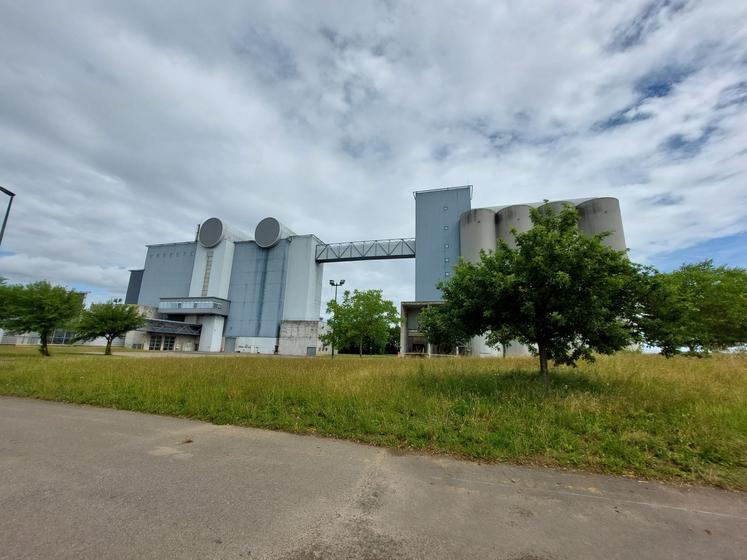 L'usine d'Alifel s'étend sur 17 hectares près du bourg de Loué.