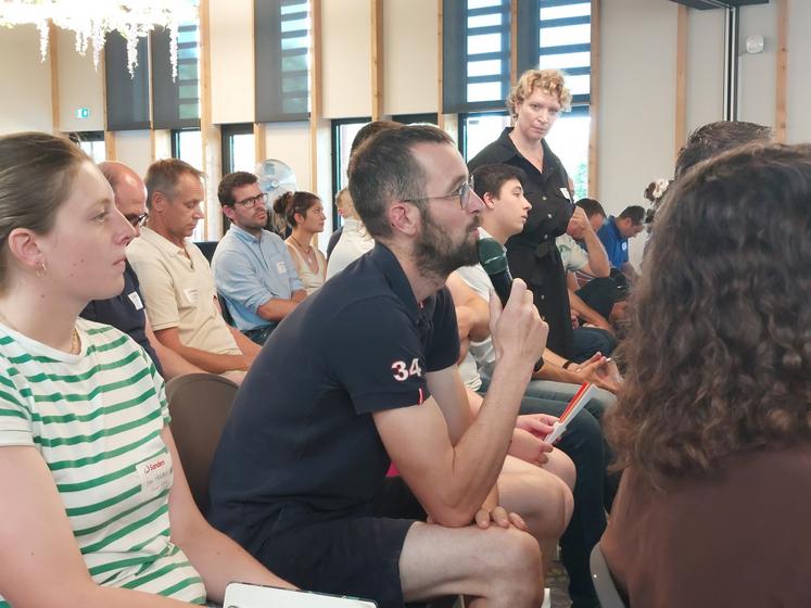 Les éleveurs présents à la journée Décarbon'action ont réagi aux présentations, comme Cyril Lemaître qui a aussi participé à une table ronde.