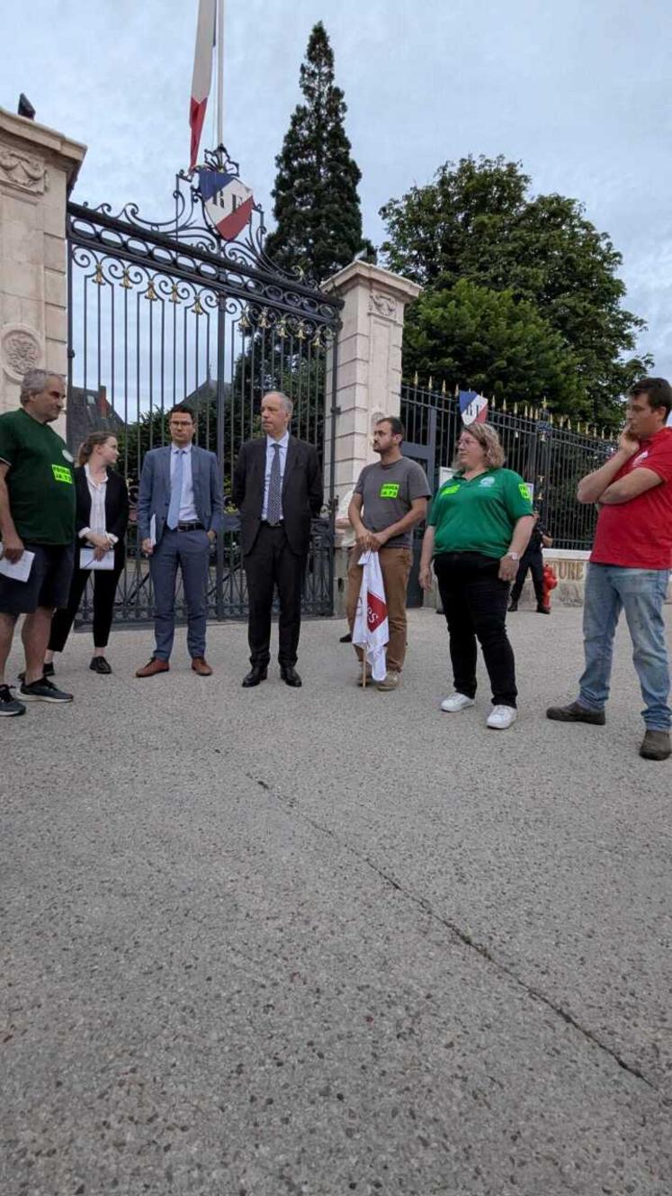 Sébastien Jallet, préfet de la Sarthe, est sorti répondre aux agriculteurs.