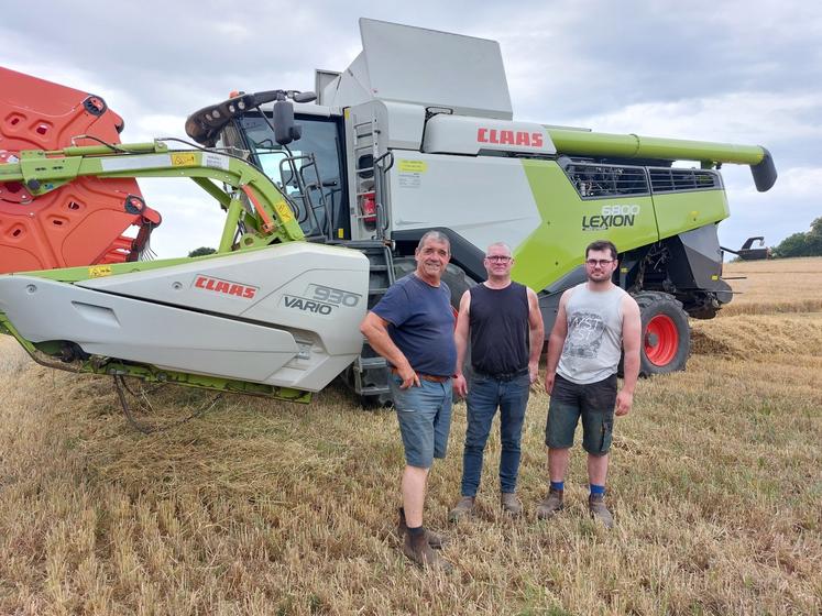 Gregory et Antonin Kervella (à dr.) font appel à l'ETA de Stéphane Lebreton (à g.) pour la récolte des céréales. Le feu vert a été donné lundi 15 juin avec une humidité de 12%, confirmée par un test réalisé au silo Agrial de la Guierche.