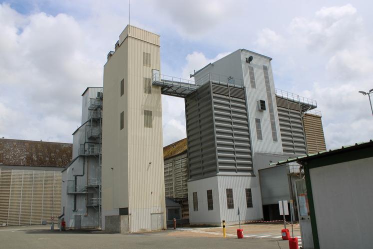 Les silos Agrial sont restés fermés les après-midi. Ici le silo de Beillé (photo d'archives)